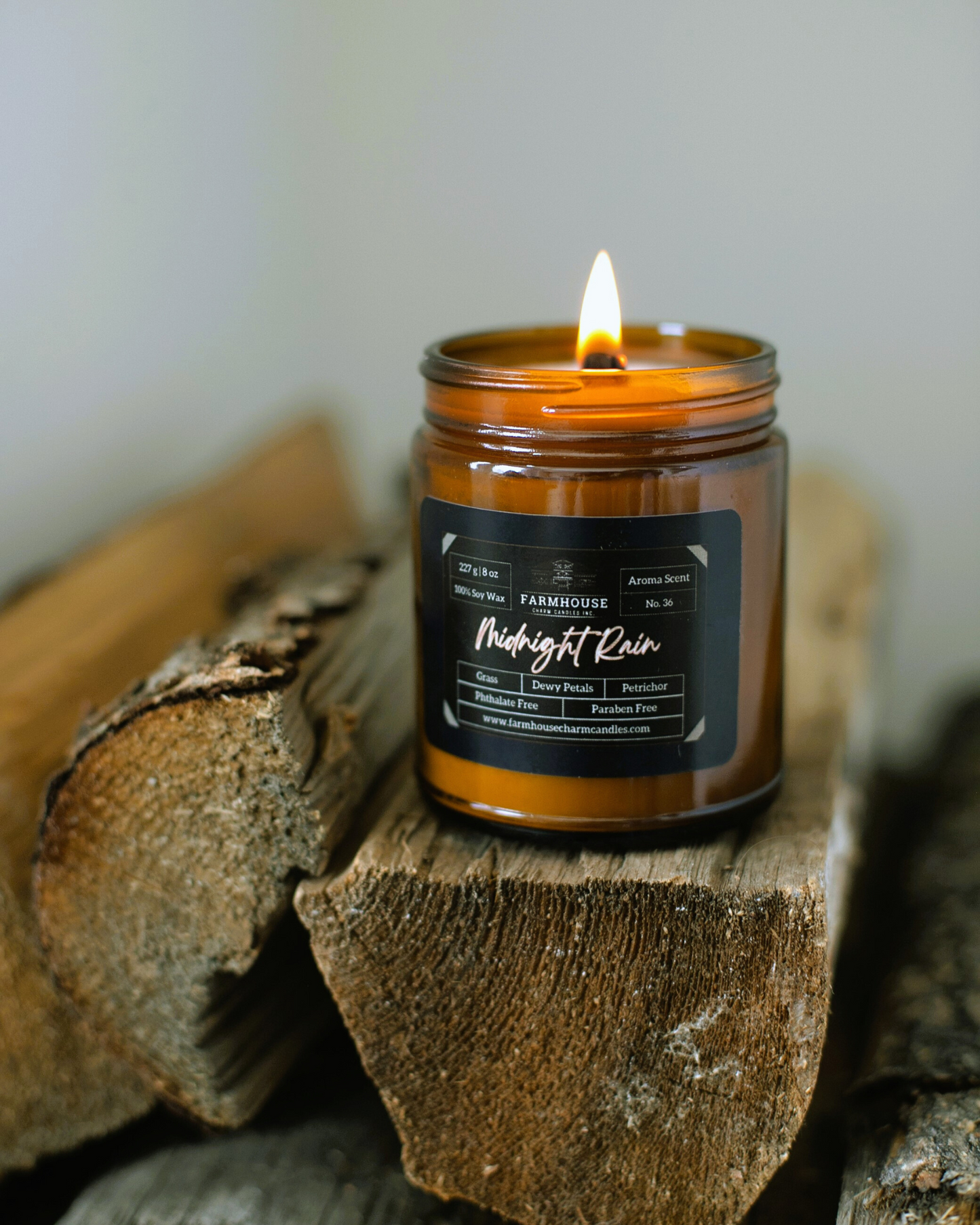 Experience nature’s clean slate with dewy grass, soft florals, and that unmistakable, soothing petrichor—the scent of rain on warm earth. Crisp. Grounding. Refreshing.