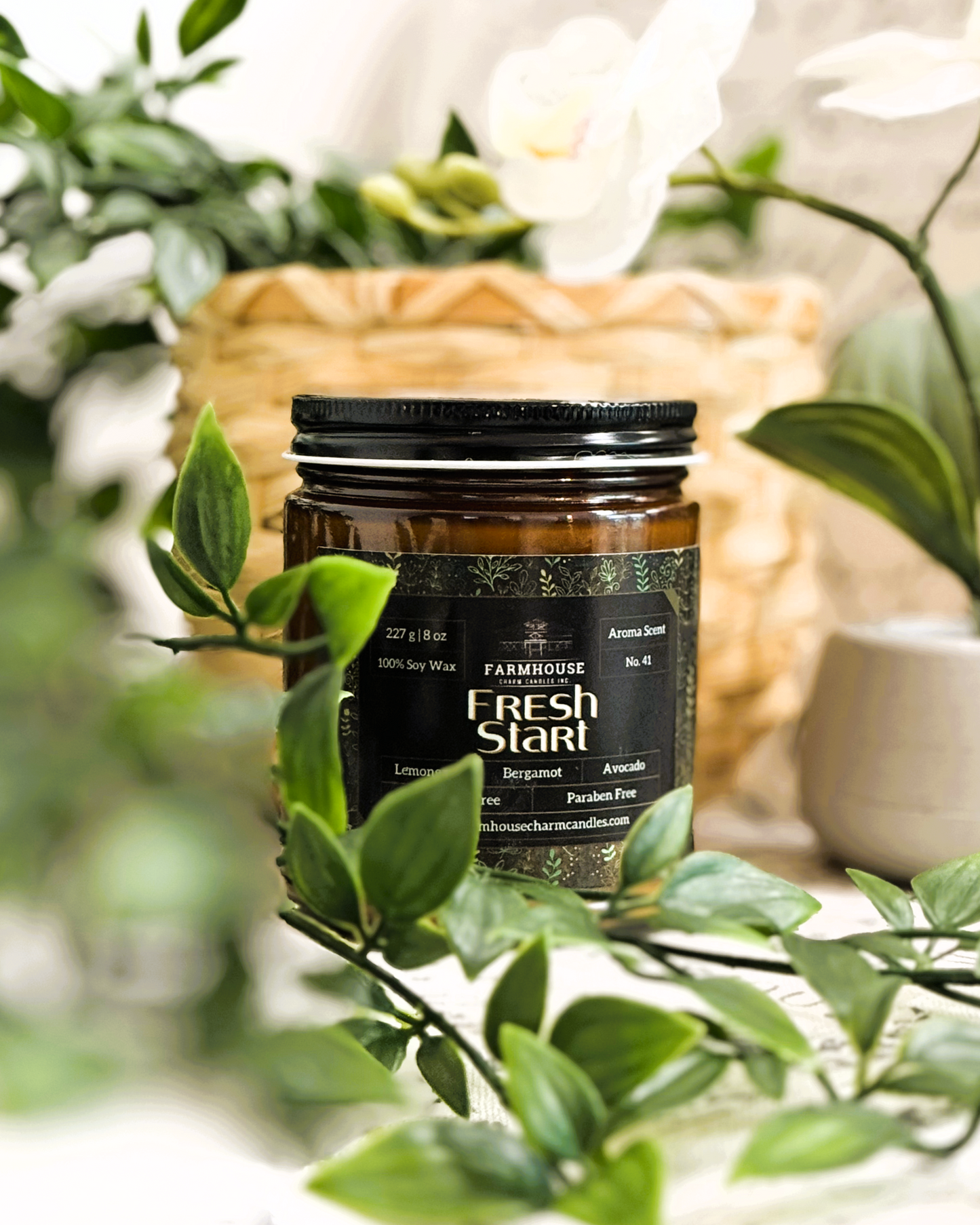 A crisp blend of zesty lemongrass, uplifting bergamot, and creamy avocado. This invigorating scent awakens the senses, bringing a burst of freshness to any room.
www.farmhousecharmcandles.com