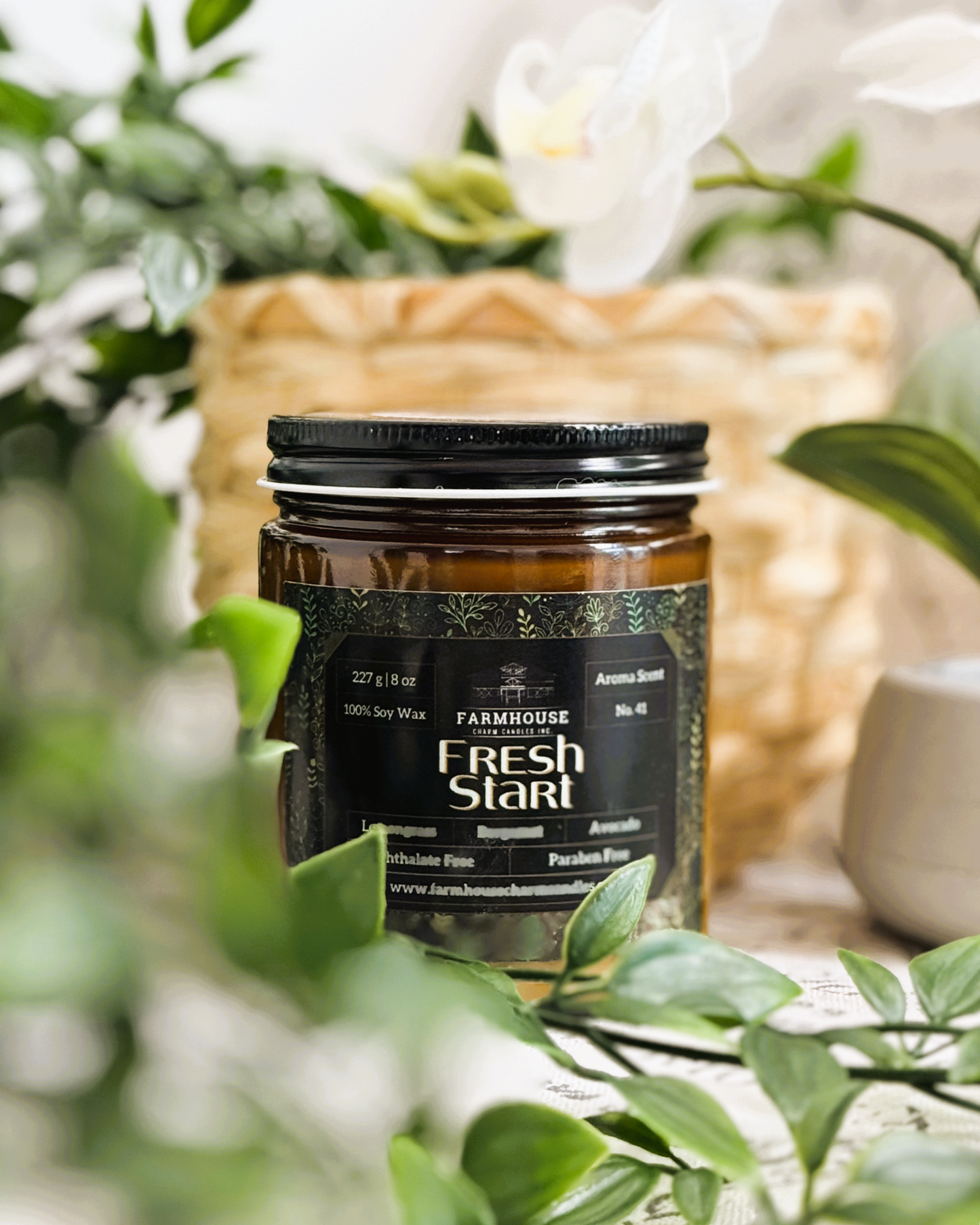 A crisp blend of zesty lemongrass, uplifting bergamot, and creamy avocado. This invigorating scent awakens the senses, bringing a burst of freshness to any room.
www.farmhousecharmcandles.com