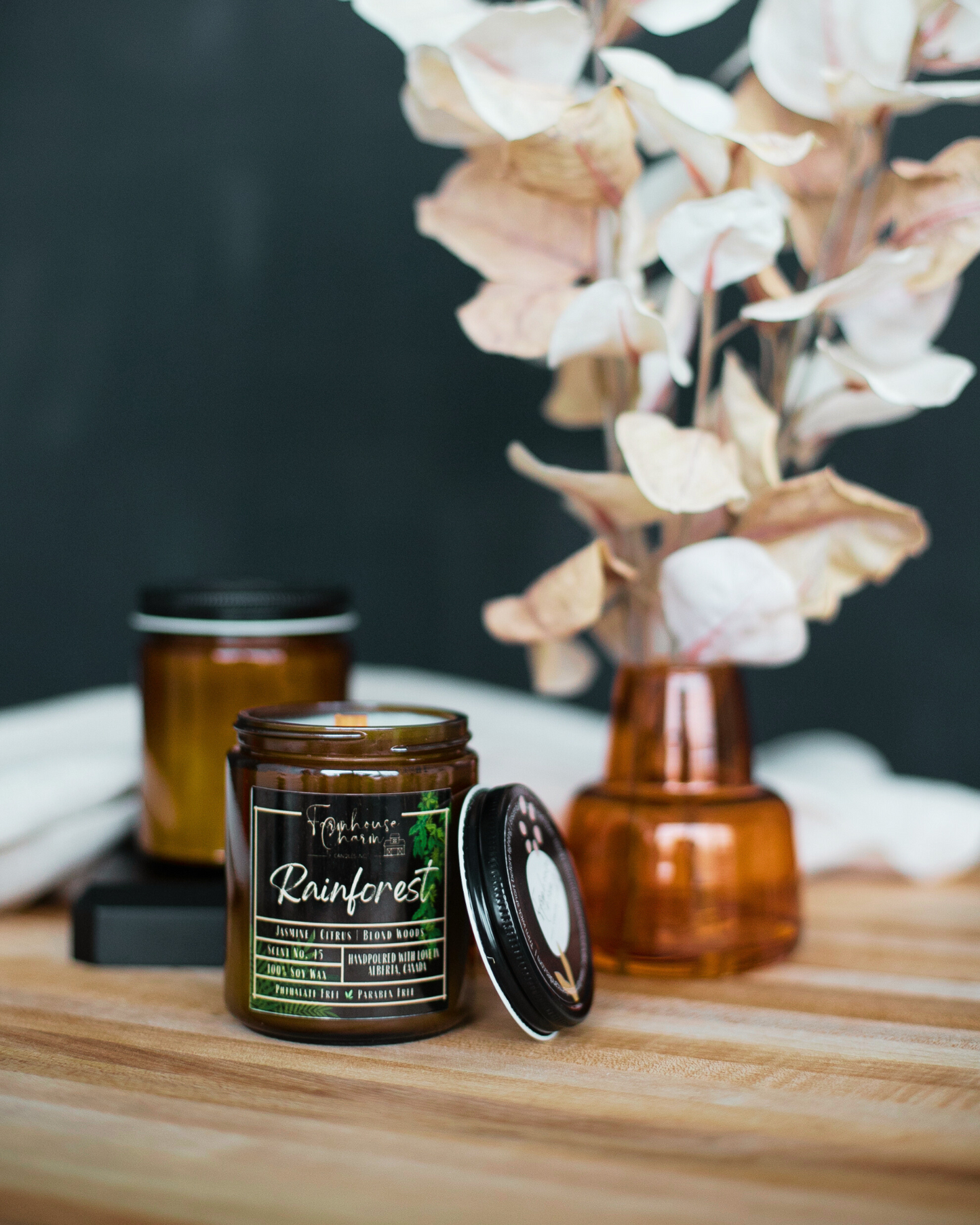 A refreshing blend of blooming jasmine, zesty citrus, and warm blond woods. Imagine a misty morning walk through lush greenery, where every breath is filled with crisp, floral freshness and a hint of earthy elegance.
www.farmhousecharmcandles.com