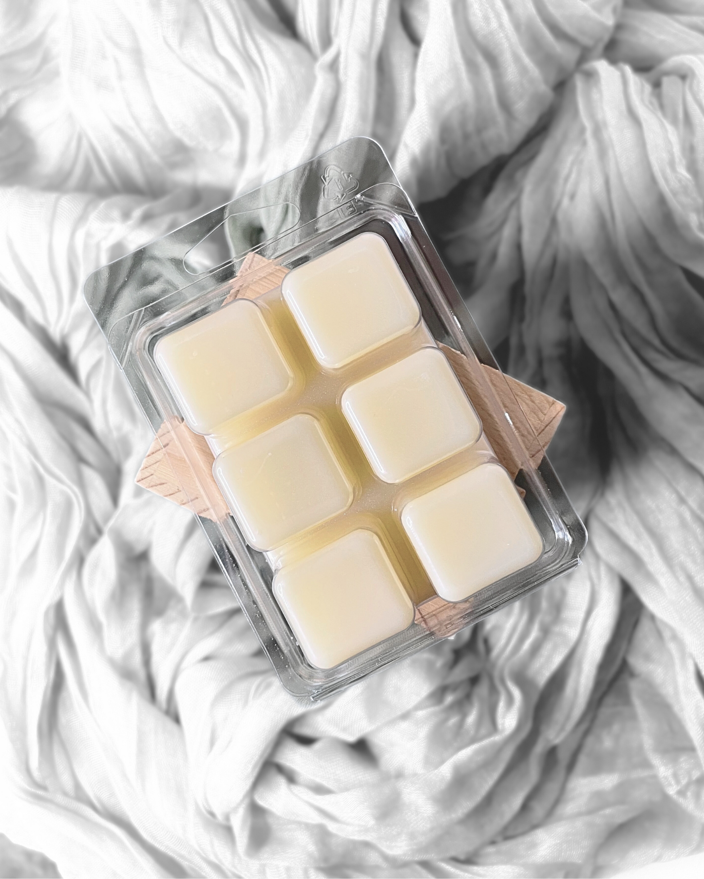 A creamy blend of toasted vanilla, soft geranium florals, and a hint of musk. Sweet, smooth, and oh-so comforting—like a warm hug in candle form.