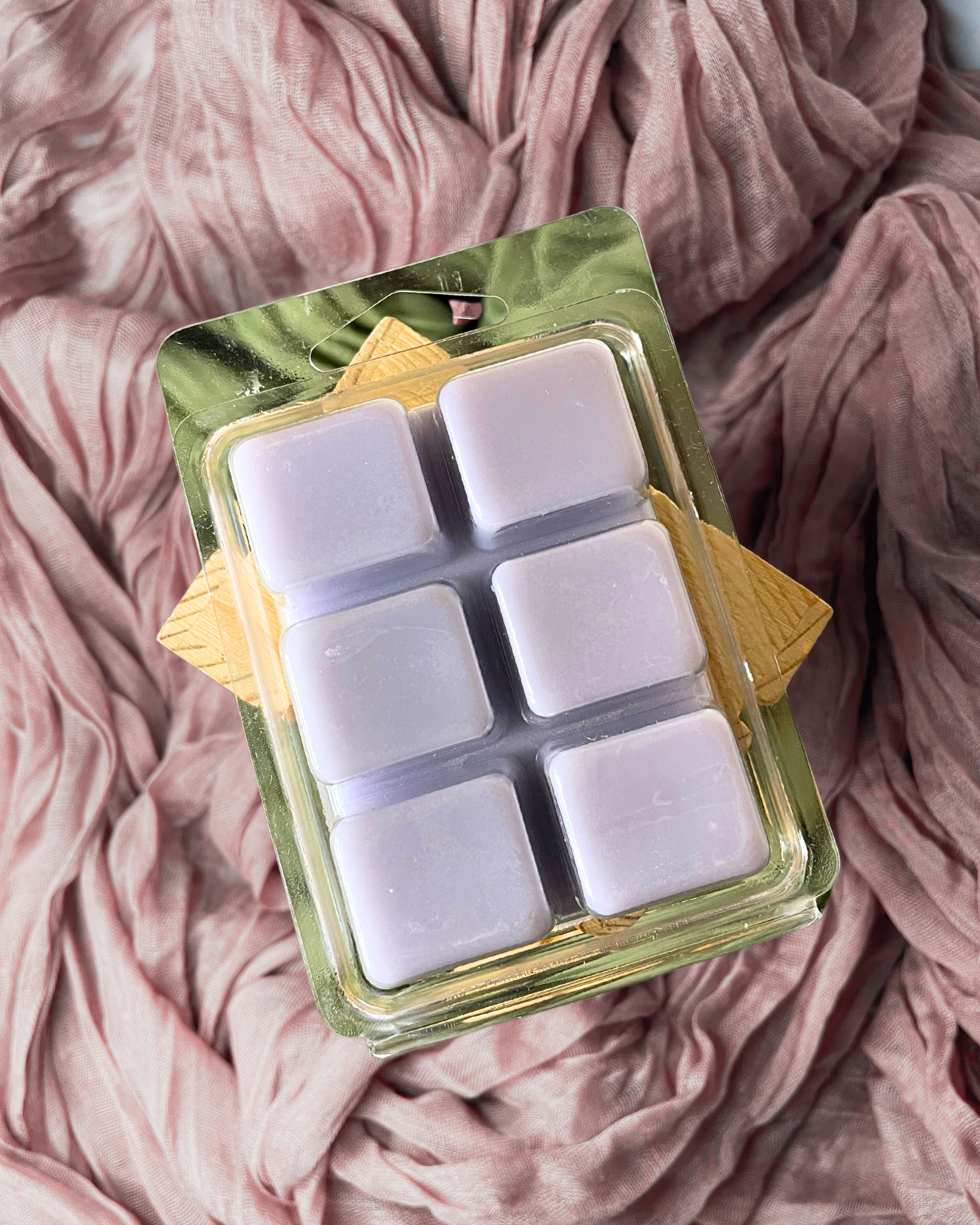 Daydream Soy Wax Melts- Farmhouse Charm has a unique blend of scents that are sure to inspire and bring your dreams to life. It has a note a of citrusy, floral, and spicy scents. The lily gives off a fresh, floral aroma that is complemented by a hint of ginger and underlying citrus notes. These subtle yet powerful scents will transport you to a place of positivity, peace, and creativity, allowing you to live your daydreams.  www.farmhousecharmcandles.com