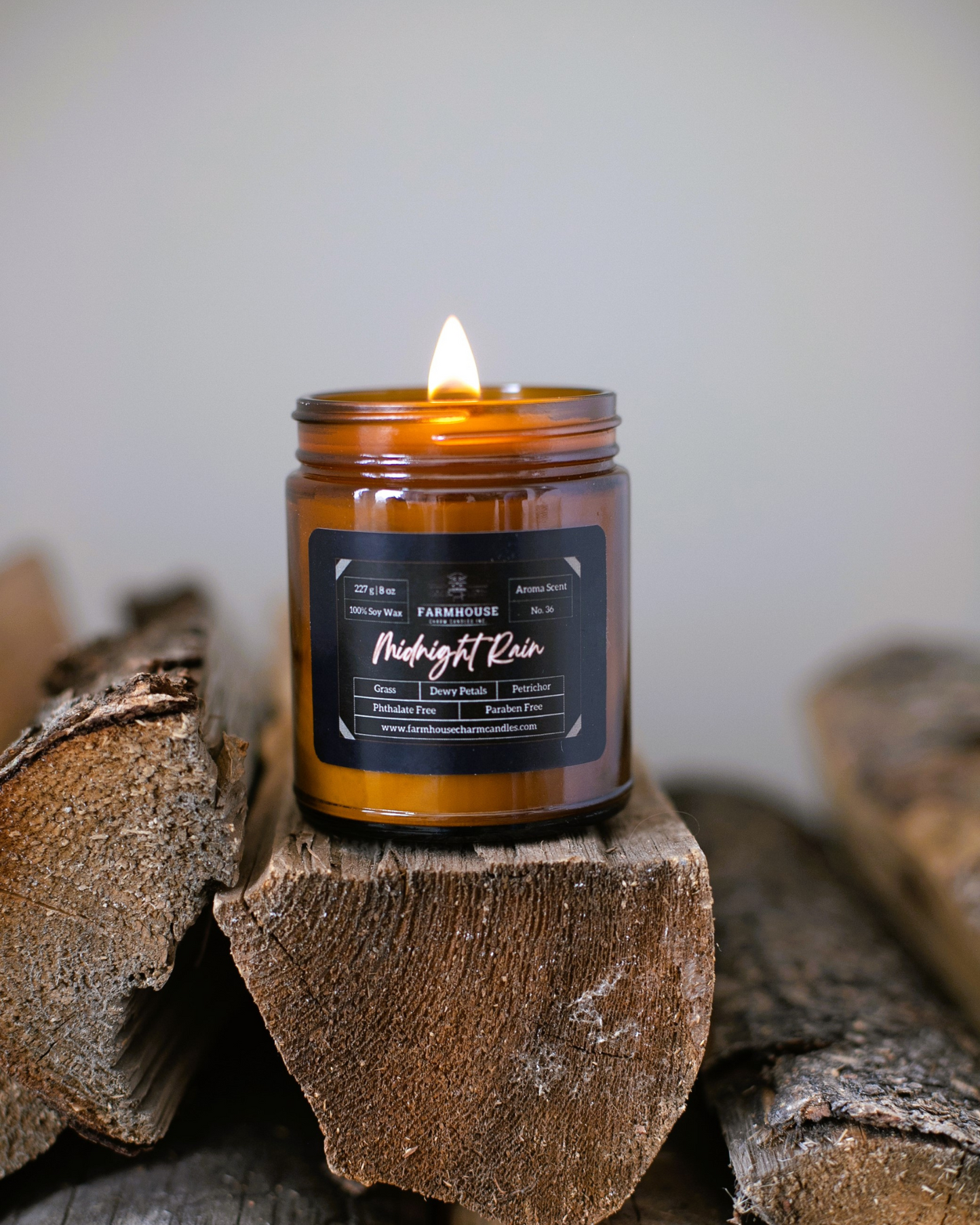 Experience nature’s clean slate with dewy grass, soft florals, and that unmistakable, soothing petrichor—the scent of rain on warm earth. Crisp. Grounding. Refreshing.