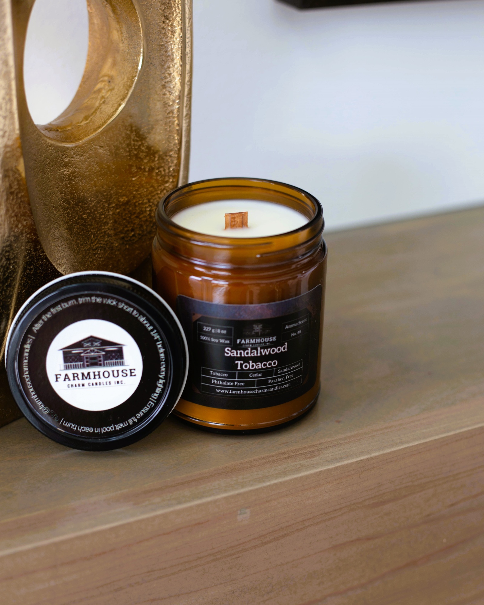 Bold, smooth, and irresistibly cozy.&nbsp; Rich notes of smoky tobacco and warm cedarwood blend perfectly with creamy sandalwood, creating a scent that's rugged yet oh-so-refined.
www.farmhousecharmcandles.com